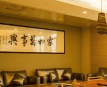 花圃内蜿蜒的小径旁